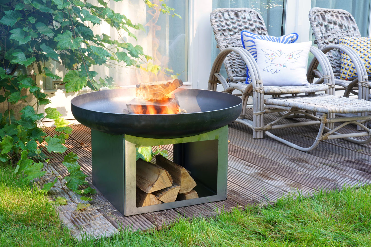 HEAT Fresvik Fire Bowl with Log Storage β 80cm